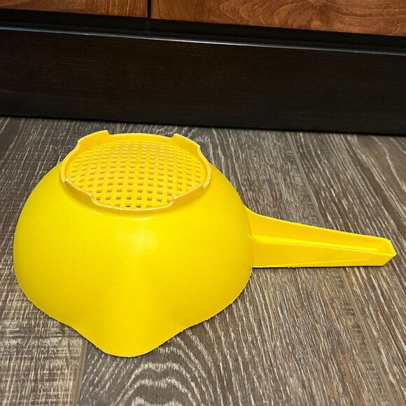 Vintage Tupperware Colander with Double Pour Spout - Picture 5 of 7